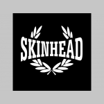 Skinhead  mikina s kapucou stiahnutelnou šnúrkami a klokankovým vreckom vpredu 
